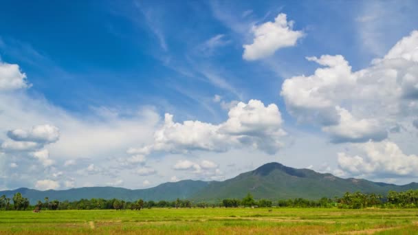 Tiempo de lapso hermoso paisaje de la naturaleza y el movimiento de nubes en el cielo — Vídeos de Stock