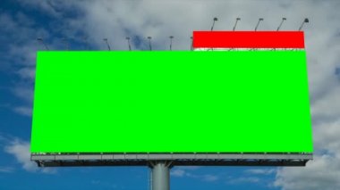 zaman sukut büyük billboard ve bulut gökyüzü (iki atış, yeşil ve beyaz perde kaydır)