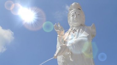 Guan yin heykel güzel gökyüzü ve Aydınlatma etkisi