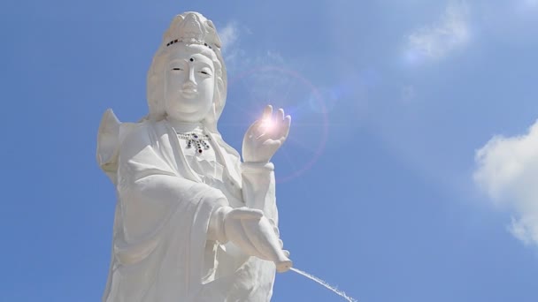 Estatua de Guan Yin en el cielo agradable y efecto de iluminación — Vídeo de stock