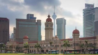 KUALA LUMPUR, MALAYSIA - 27 Temmuz 2018: Merdeka Meydanı Parkının Tarihi Yeri Sultan Abdul Samad 'ı ziyaret eden çok kişi var. Kuala Lumpur, Malezya
