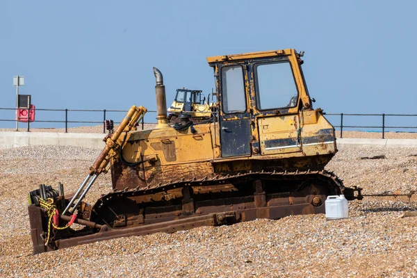 Vieja Excavadora Amarilla Oxidante Una Playa Frente Mar Día Aburrido — Foto de Stock