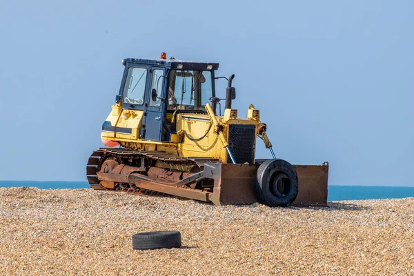Vieja Excavadora Amarilla Oxidante Una Playa Frente Mar Día Aburrido — Foto de Stock