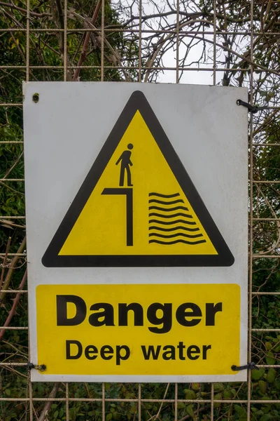 Niebezpieczeństwo Deep Water Znak Ostrzegawczy Ogrodzeniu Ogniwa Łańcucha — Zdjęcie stockowe