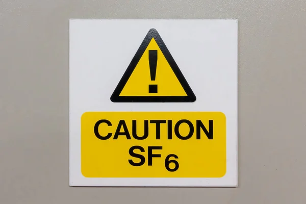 灰色背景上的六氟化硫警示标志 — 图库照片