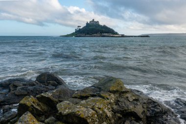 Birleşik Krallık 'ta Cornwall açıklarındaki St. Michael Dağı' nda ön planda kayalar var.