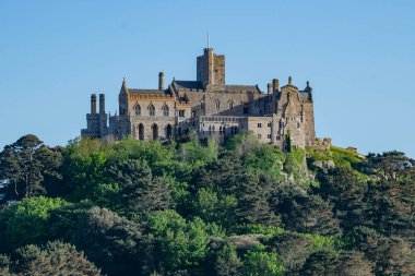Birleşik Krallık 'ta Cornwall açıklarındaki St. Michael Dağı' nın tepesindeki şato.