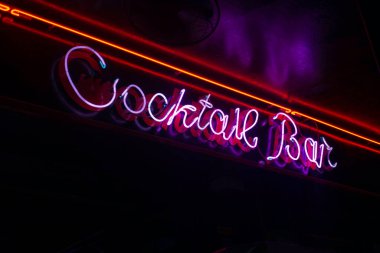 Mor neon kokteyl barı işareti