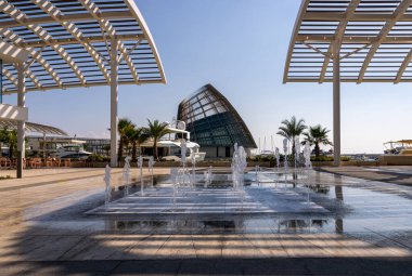 Ayai Napa, Kıbrıs, 13 Ekim 2022: Ayia Napa Marina Etkinlikleri Cente ve su özelliği