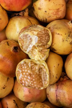 Türk pazarında sarı narlar..