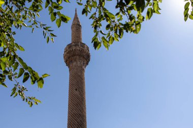 Mavi gökyüzünün arka planında yüksek minare. (Gaziantep, Türkiye.)