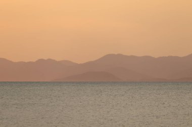 Gün batımında deniz manzarası. Yumuşak pastel renkler. Fethiye, Türkiye.