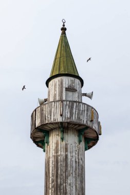 Gökyüzü arka planında eski ahşap minare. (Makbul İbrahim Paşa Camii. İstanbul, Türkiye.)