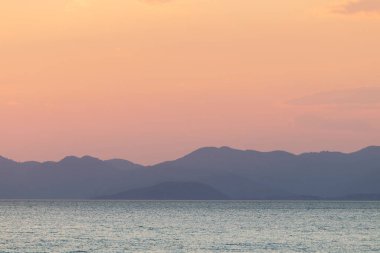 Gün batımında deniz manzarası. Yumuşak pastel renkler. Fethiye, Türkiye.