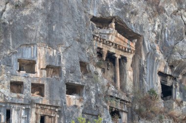 Fethiye, Türkiye - 16 Eylül 2021. Fethiye 'nin mezarlarını Lycia kayaları kesmiş..