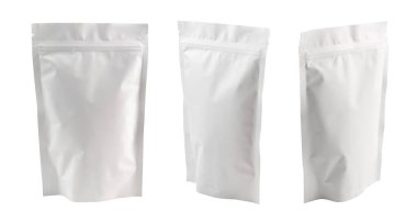 Beyaz arka planda izole edilmiş farklı açılardan stand-up torbaları. Beyaz doyuma paketleri.