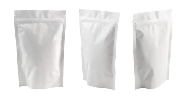 Beyaz arka planda izole edilmiş farklı açılardan stand-up torbaları. Beyaz doyuma paketleri.