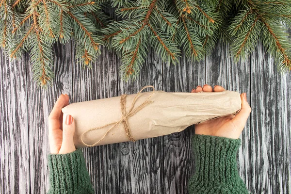 Láhev Vína Zabalená Kraftovém Papíru Vánoční Dárek Žena Držící Dar — Stock fotografie