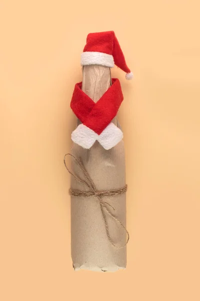 Láhev Vína Zabalená Kraftovém Papíru Vánoční Dárek Béžové Pozadí — Stock fotografie