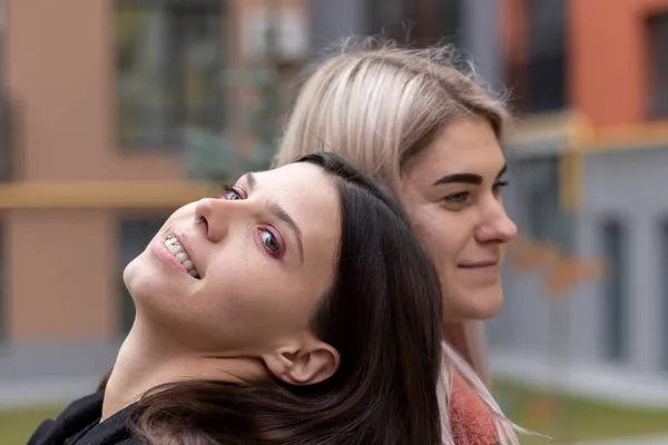 Porträt Zweier Junger Frauen Auf Der Straße Blonde Rosa Und — Stockfoto