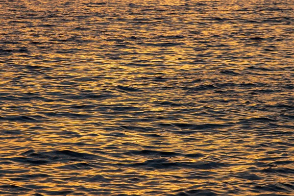 Havsvattenytan Orange Vågor Solnedgången Ljus — Stockfoto