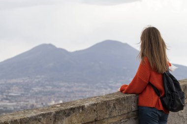 Napoli 'deki kadın turist. Vezüv Dağı 'na bak..