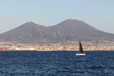Arka planda Napoli Körfezi ve Vezüv Dağı..