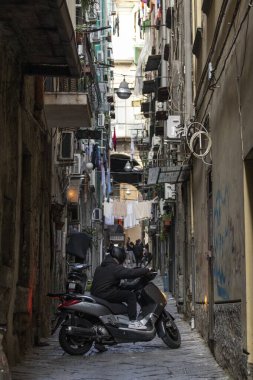 Napoli, İtalya - 7 Kasım 2021. Şehrin eski kısmında dar bir yol var. Tarihi merkez.