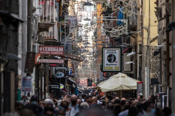 Napoli, İtalya - 7 Kasım 2021. Eski kasabada kalabalık bir cadde. Spaccanapoli Caddesi.