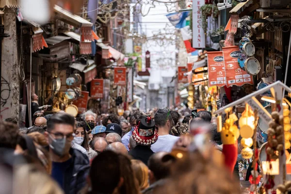 Napoli, İtalya - 7 Kasım 2021. Eski kasabada kalabalık bir cadde. San Gregorio Armeno Caddesi.