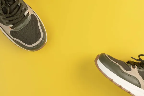 Sportschoenen Gele Achtergrond Met Kopieerruimte — Stockfoto