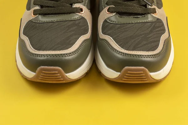 Sepatu Olahraga Dengan Latar Belakang Kuning Tutup — Stok Foto