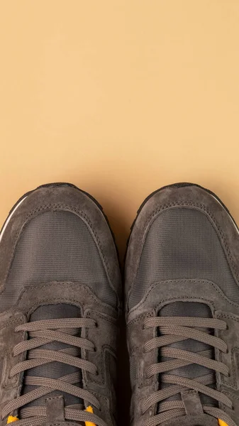 Een Paar Grijze Schoenen Een Beige Achtergrond Sluit Maar Bovenaanzicht — Stockfoto