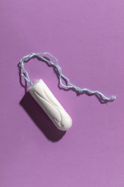 Menekşe arkaplanda beyaz pamuk tampon. Kapat..