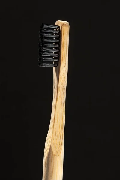 Bambusowa Szczoteczka Zębów Czarną Sierścią Ciemnym Tle — Zdjęcie stockowe