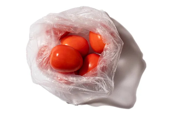 Sac Plastique Avec Tomates Isolées Sur Fond Blanc — Photo
