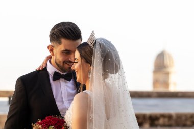 Mardin, Türkiye - 7 Eylül 2021. Cami 'nin arka planında yeni evlilerin portresi.