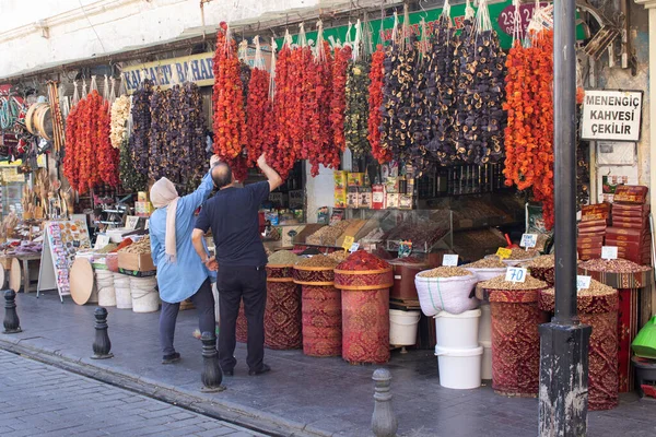 Gaziantep Türkiye Eylül 2021 Market Satıcısı Kadın Alıcının Kurutulmuş Sebze — Stok fotoğraf