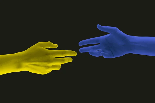 Birbirine uzanan sarı ve mavi renkli eller. Ukrayna bayrağının renkleri. Ukrayna halkının birlik ve karşılıklı desteğinin sembolü..