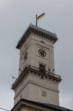 Lviv, Ukrayna - 8 Mart 2022. Lviv Belediye Binası Saat Kulesi. Kapat..