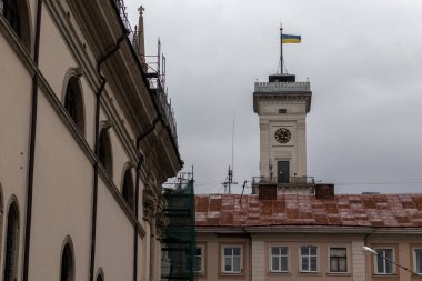 Lviv, Ukrayna - 8 Mart 2022. Lviv Belediye Binasının Saat Kulesi