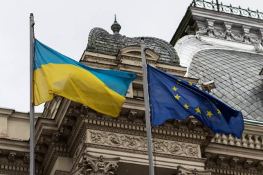 Lviv, Ukrayna - 8 Mart 2022. Ukrayna ve Avrupa Birliği Bayrakları.