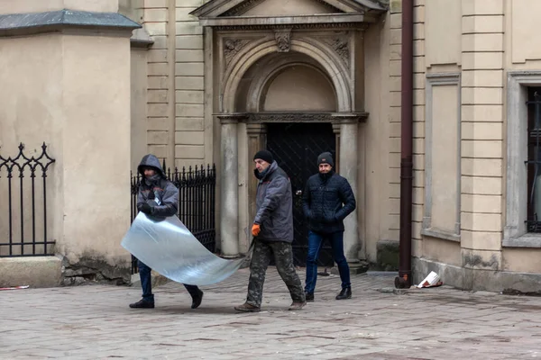 Lviv Ucrania Marzo 2022 Guerra Ucrania Trabajadores Llevan Una Lámina — Foto de Stock