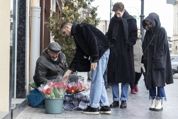 Lviv Ukraine March 2022 War Ukraine People Buy Flowers Street — Stock Photo, Image