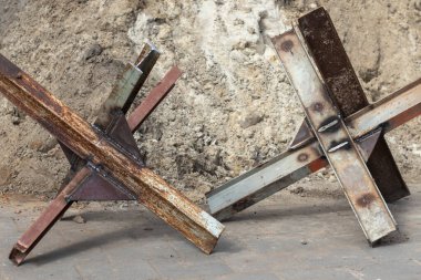 Çek kirpileri (tanksavar engelleri) şehir caddesinde. Lviv, Ukrayna - Mart 2022.