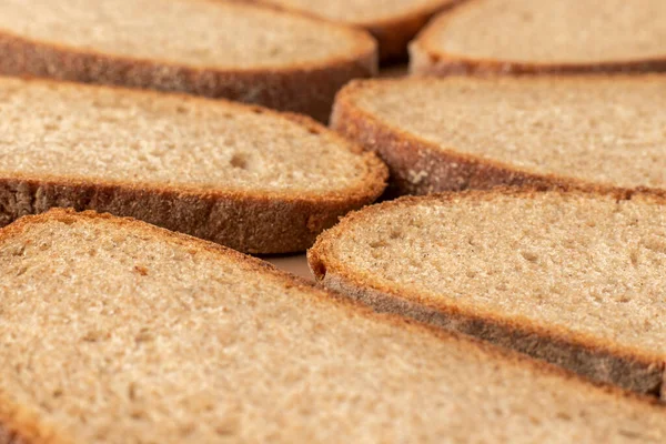 Brotscheiben Auf Braunem Hintergrund Nahaufnahme — Stockfoto