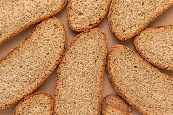 茶色の背景にパンのスライス トップ表示 — ストック写真