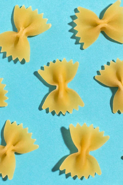 Okokt Italiensk Farfalle Pasta Blå Bakgrund Ovanifrån Närbild — Stockfoto