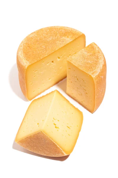 Tarla peynirinin kesilmiş bir parçası. Beyaz arkaplanda izole.