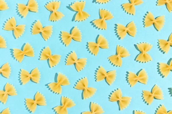 Pastas Farfalle Italianas Sin Cocer Sobre Fondo Azul Vista Superior — Foto de Stock